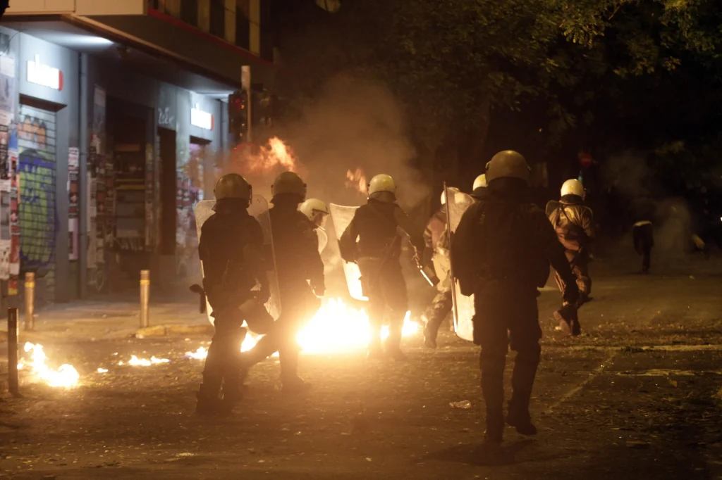 Στο 401 ΓΣΝ με εγκαύματα αστυνομικός από μολότοφ που έριξαν στα Εξάρχεια