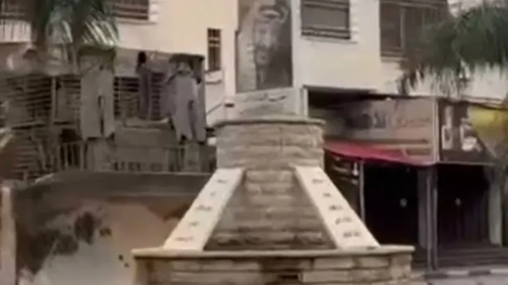 Η ισοπέδωση του μνημείου του Γιάσερ Αραφάτ από ισραηλινές μπουλντόζες σημαίνει ότι το Τελ Αβίβ σκοπεύει να μείνει για πάντα