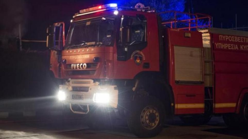 Αργυρούπολη: Άγνωστοι πυρπόλησαν δύο αυτοκίνητα τα ξημερώματα