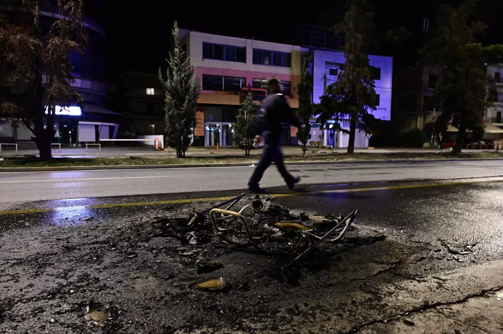 Eπεισόδια σε Μεσογείων και Ασπρόπυργο: Ρομά βάζουν φωτιά σε κάδους και κλείνουν δρόμους