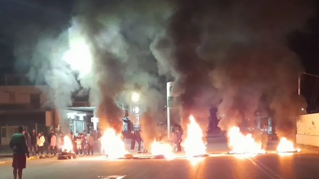 Ρομά επιχείρησαν να κλείσουν και σήμερα τη Μεσογείων – Τους «μπλόκαρε» η αστυνομία