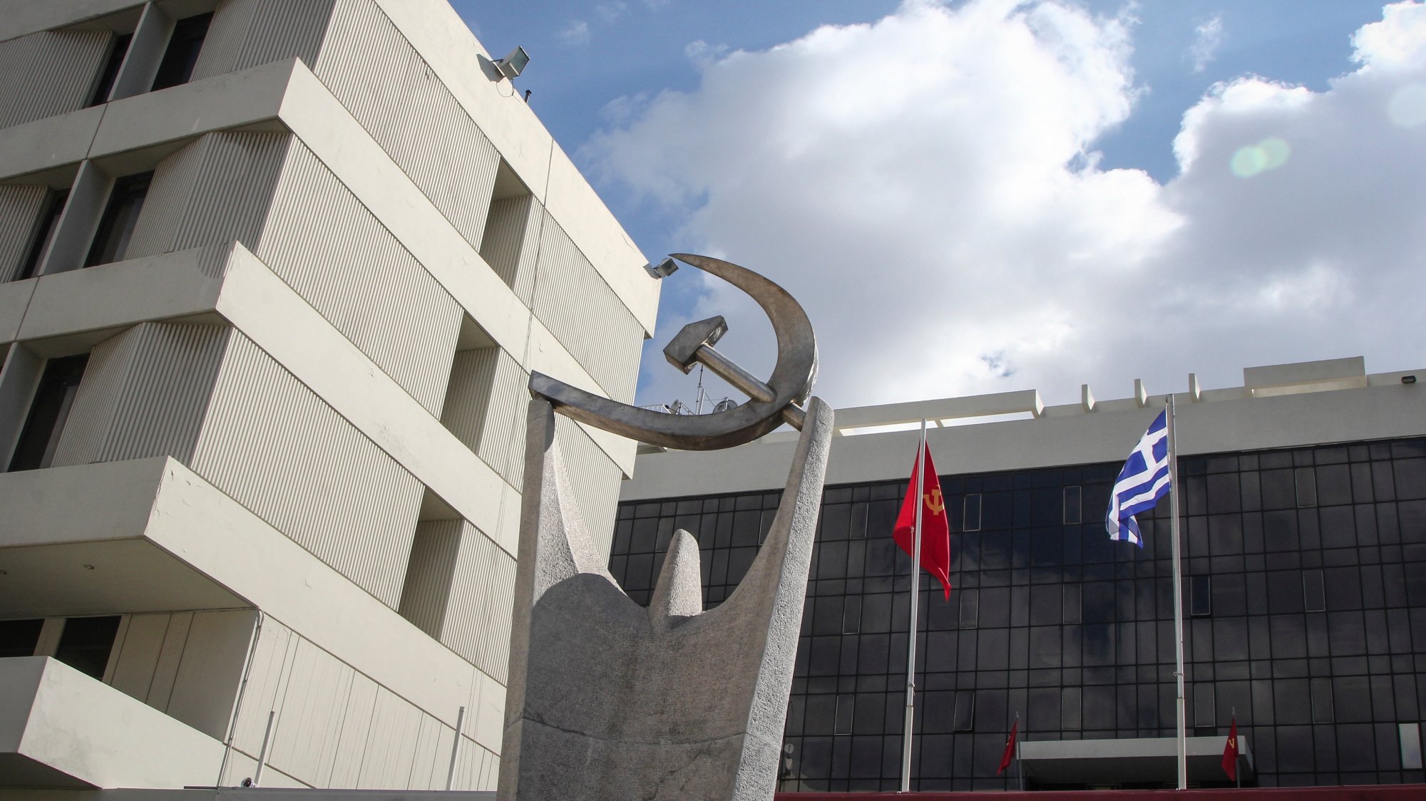 ΚΚΕ: «Η κυβέρνηση τα αρπάζει από τους φτωχούς και πετάει χριστουγεννιάτικα ψίχουλα στους φτωχότερους»