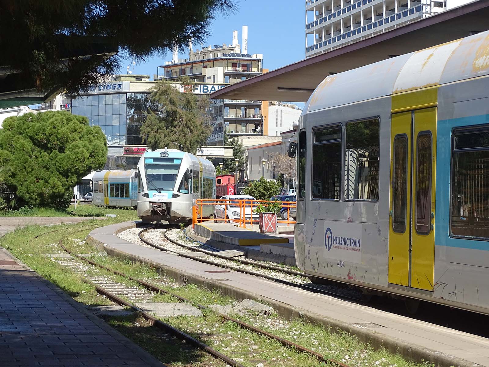 Τρένο έπεσε πάνω σε ΙΧ στην Πάτρα – Εγκλωβίστηκε στις μπάρες διάβασης