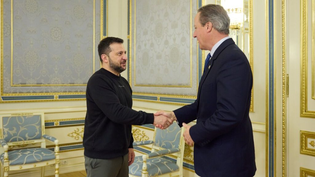 Ν.Κάμερον: Από πρωθυπουργός, ΥΠΕΞ με πρώτο ταξίδι στο Κίεβο – Φιλοφρονήσεις με Β.Ζελένσκι αλλά καμία νέα οικονομική δέσμευση