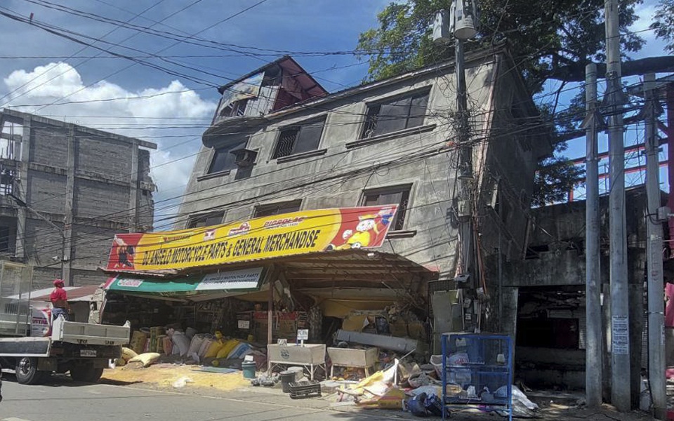 Φιλιππίνες: Βίντεο ντοκουμέντο από τη στιγμή του ισχυρού σεισμού – Ένας νεκρός και δεκάδες τραυματίες