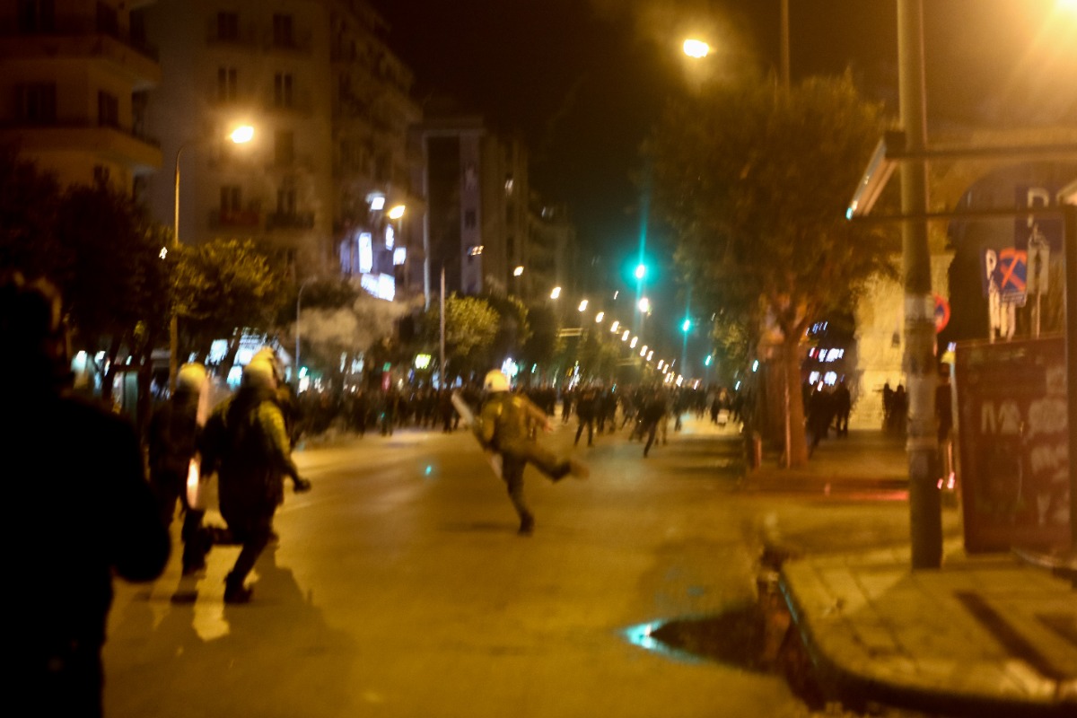 Επεισόδια σε Ζωγράφου και Θεσσαλονίκη μετά τη λήξη της πορείας για την 50η επέτειο του Πολυτεχνείου (βίντεο)