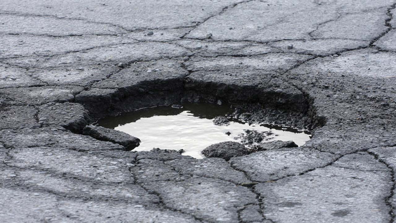 Οδηγός στη Λάρισα ζητάει αποζημίωση από τον Δήμο για…. λακκούβα που ευθύνεται για το τροχαίο που έπαθε