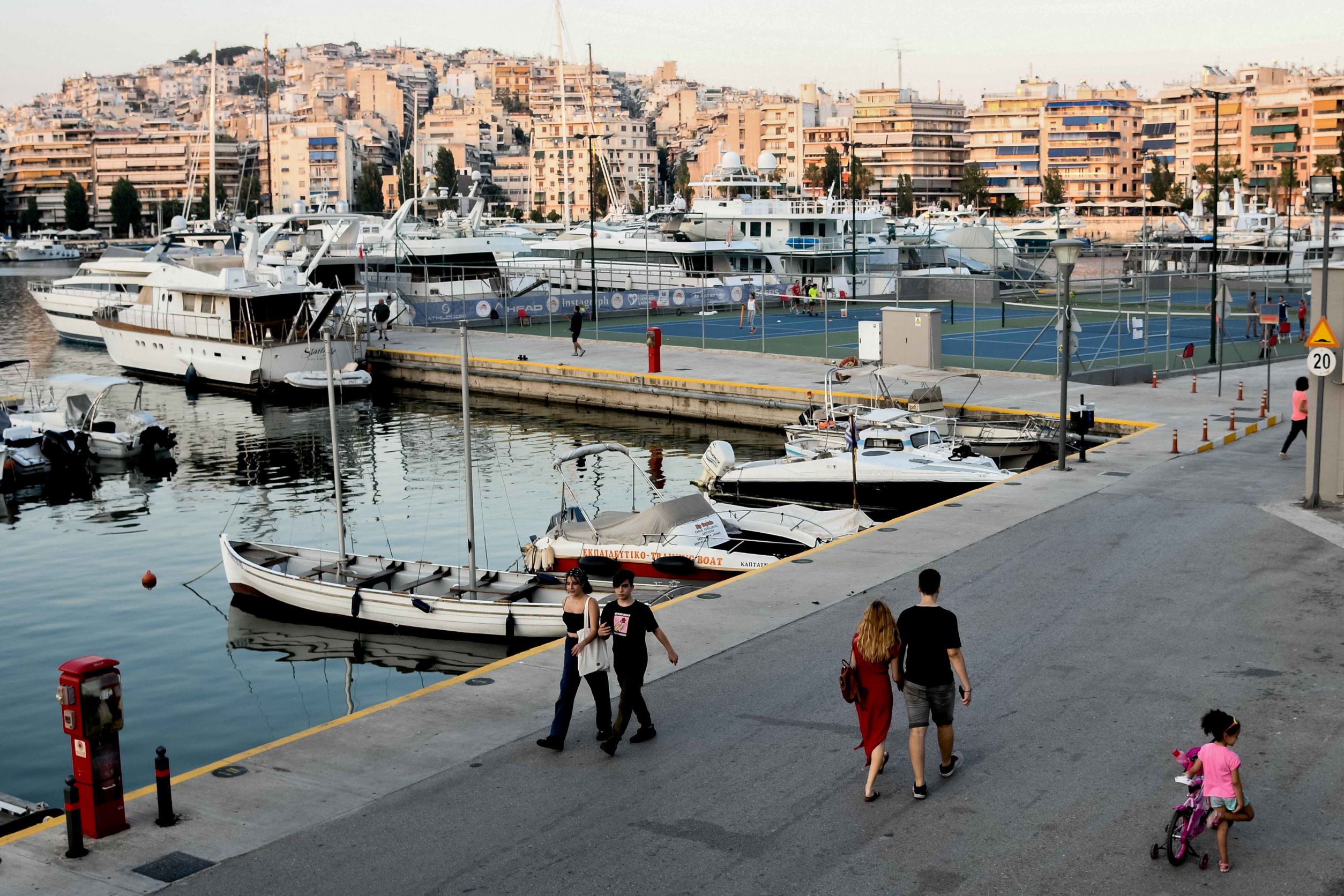 Πασαλιμάνι: Βάρκα τυλίχθηκε στις φλόγες (φωτο)