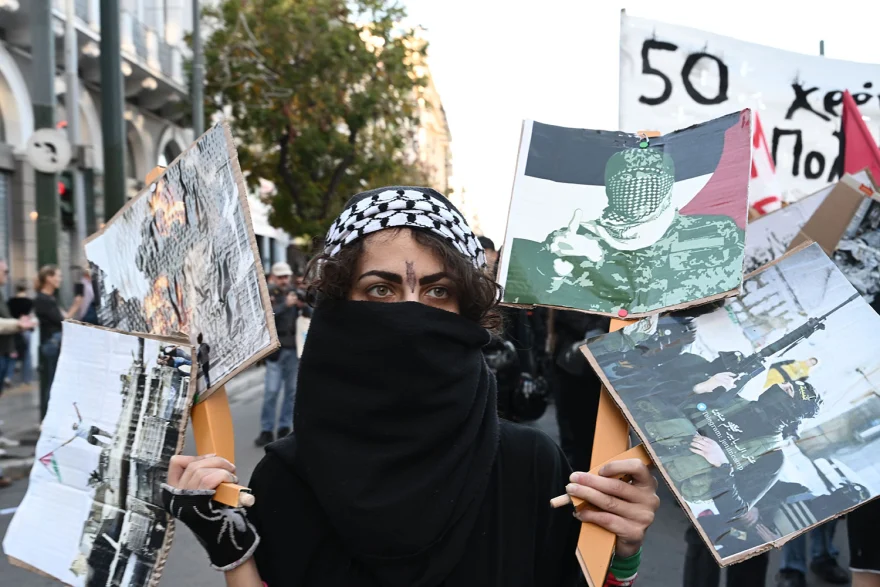 Αθήνα: Με σημαίες της Παλαιστίνης ο εορτασμός του Πολυτεχνείου (φωτο)