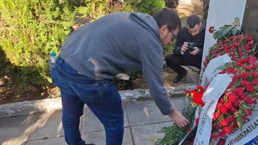 Πολυτεχνείο: Στεφάνια και λουλούδια και στο μνημείο στη Θεσσαλονίκη για την επέτειο της εξέγερσης