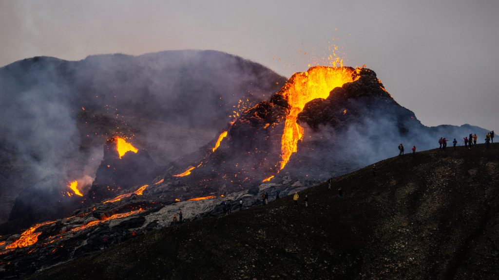 Έτοιμο να εκραγεί το ηφαίστειο στην Ισλανδία: «Περιμένουμε να θάψει τα σπίτια μας» λέει κάτοικος του νησιού