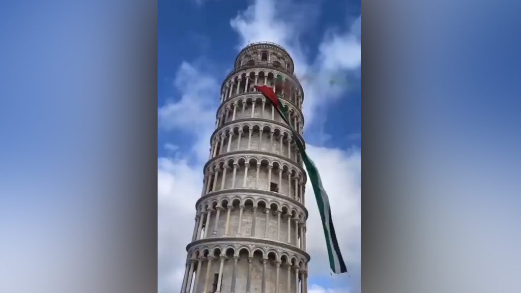 Ιταλία: Φοιτητές κρέμασαν Τεράστια παλαιστινιακή σημαία στον Πύργο της Πίζας (βίντεο)