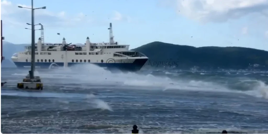 Εταιρεία «Αχαιός Φέρις»: Στις κακές καιρικές συνθήκες αποδίδει το συμβάν με το πλοίο «Αχαιός» η εταιρεία