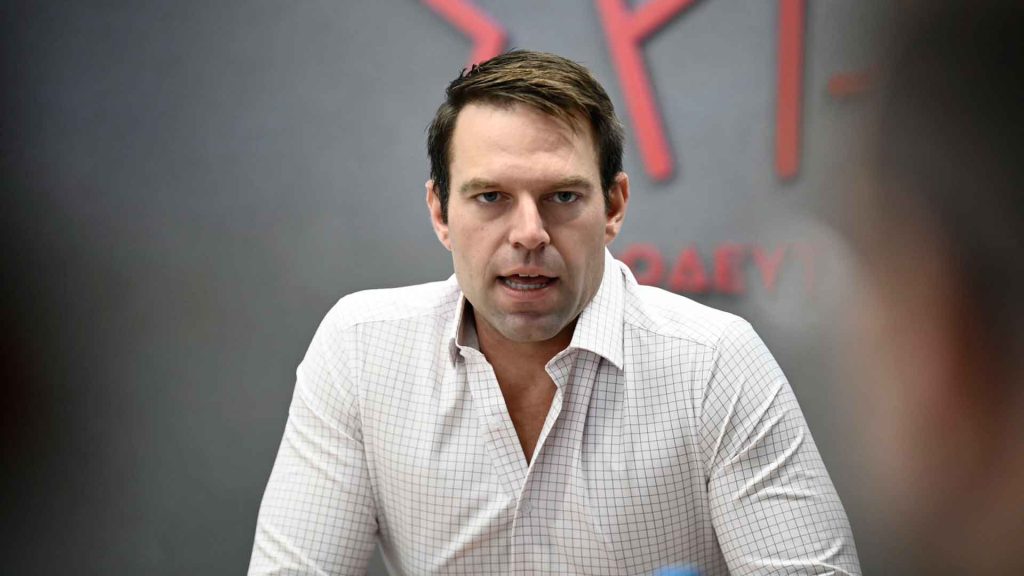 Με στίχους από Χατζηφραγκέτα αποχαιρέτισαν τον Σ.Κασσελάκη στελέχη: «Το Κεφάλαιο του Μαρξ που πήρα στη γιορτή σου…»