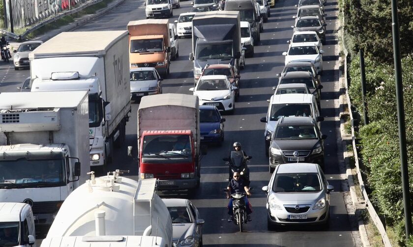 Μποτιλιάρισμα στην κάθοδο του Κηφισού – Τροχαίο σημειώθηκε στην έξοδο για Γλυφάδα