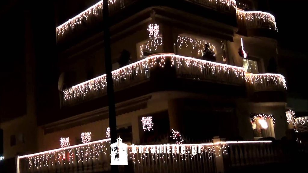 Εύβοια: «Έντυσε» το σπίτι της με 6.000 χριστουγεννιάτικα λαμπάκια