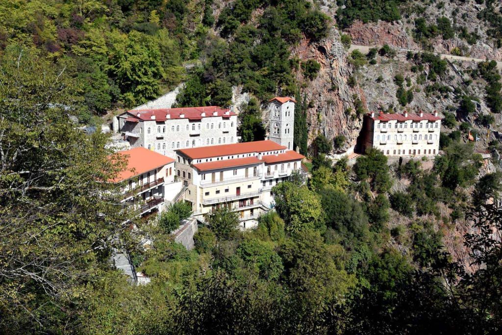 Μονή Προυσού: Το σύμβολο της Ευρυτανίας που δίνει την εντύπωση ότι… «αναδύεται» μέσα από τη γη (φώτο)