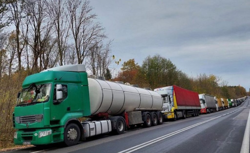 «Καθηλωμένα» στα σύνορα Ουκρανίας – Πολωνίας 3.000 φορτηγά