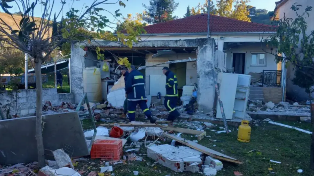 Τρίκαλα: Ισχυρή έκρηξη από διαρροή υγραερίου σε σπίτι – Τραυματίστηκε σοβαρά 87χρονος (φώτο)