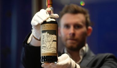 Sotheby’s: «Ζαλίζει» το ποσό που πωλήθηκε το πιο περιζήτητο σκωτσέζικο ουίσκι στον κόσμο