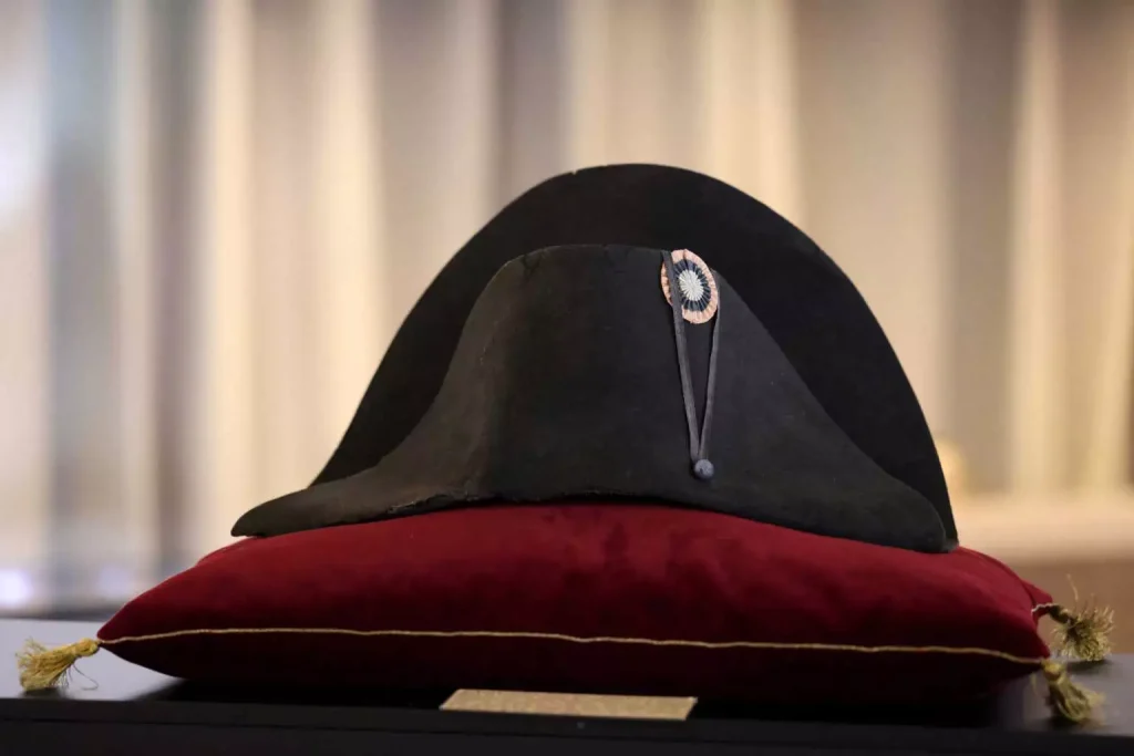 Πουλήθηκε 1,9 εκατ. ευρώ καπέλο του Ναπολέοντα Βοναπάρτη σε δημοπρασία (φώτο)