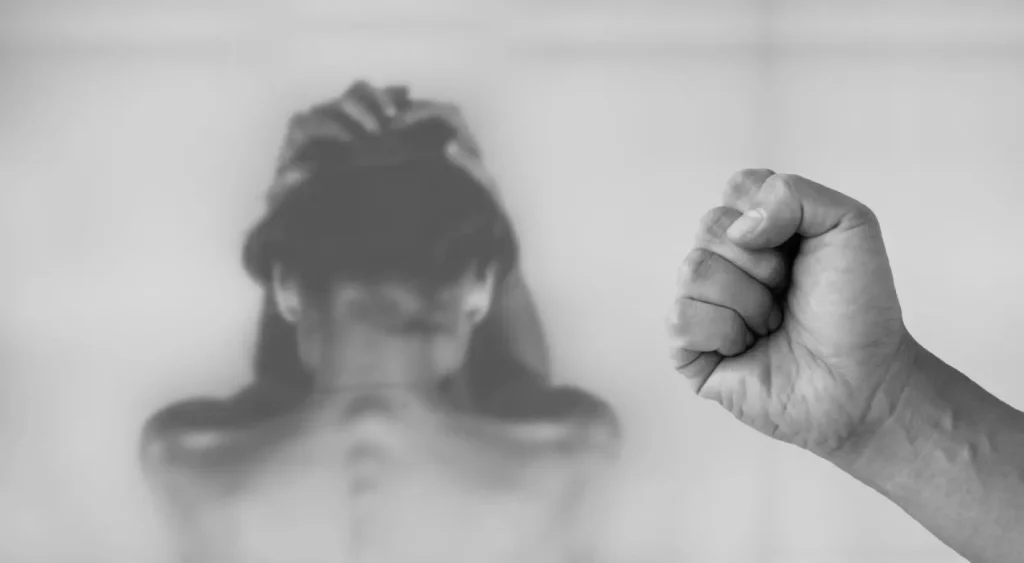 Σε πιλοτική φάση το panic button για την ενδοοικογενειακή βία σε Αθήνα και Θεσσαλονίκη – Πόσες γυναίκες το έχουν πατήσει