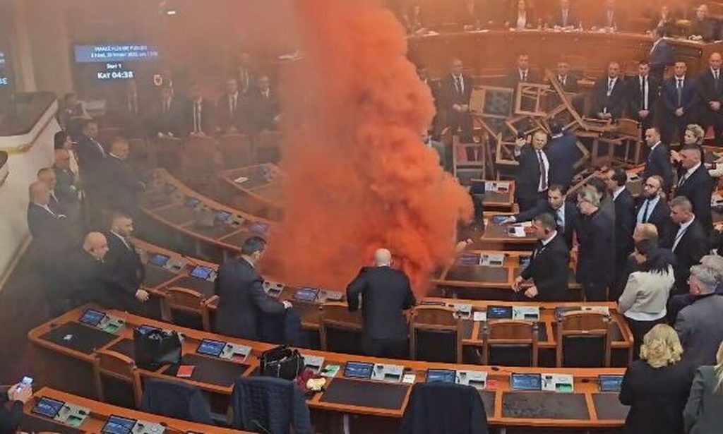 Αλβανία: Καπνογόνα ως ένδειξη διαμαρτυρίας άναψε μέσα στη Βουλή η αντιπολίτευση (βίντεο)