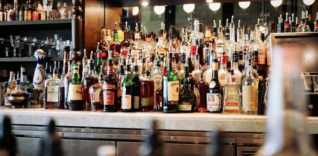Άνοδος του ΦΠΑ στα μη αλκοολούχα ποτά: «Έρχεται νέο κύμα ακρίβειας» δηλώνουν οι εστιάτορες
