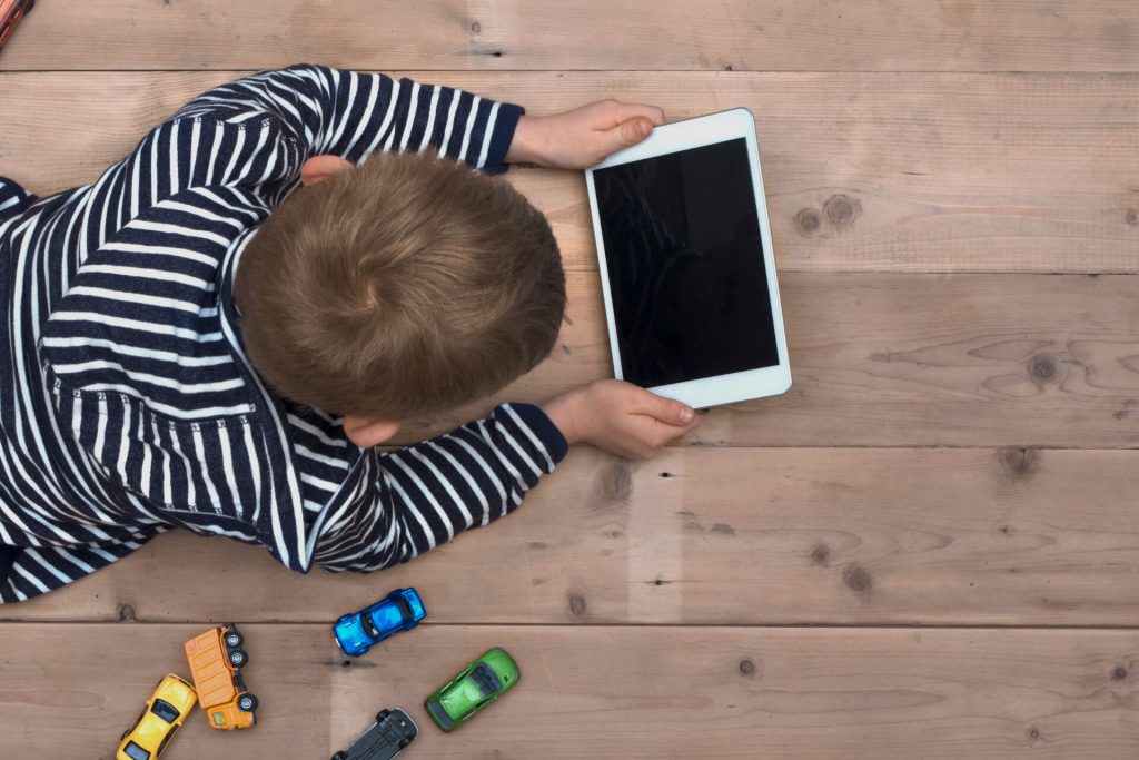 Οι αλλοιώσεις που προκαλούν στον εγκέφαλο των παιδιών οι οθόνες