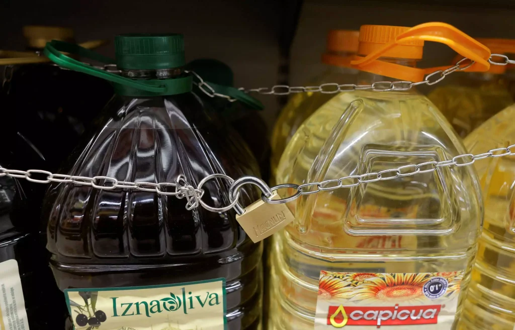 Ισπανία: Αντικλεπτικά στο ελαιόλαδο τοποθετούν τα σούπερ μάρκετ – «Ταβάνι» στην τιμή του