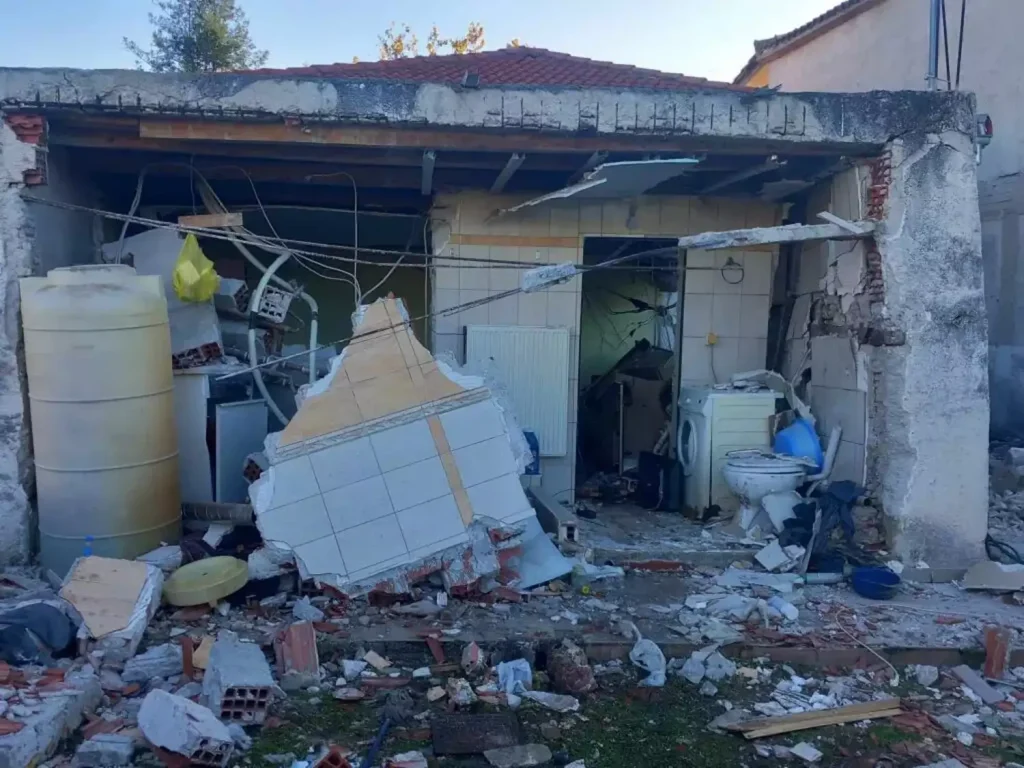 Έκρηξη σε σπίτι στα Τρίκαλα: Εκτός κινδύνου ο ηλικιωμένος που τραυματίστηκε