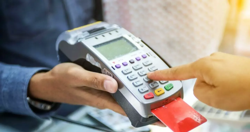 POS… παντού: Οι επαγγελματίες που θα δέχονται πληρωμές με κάρτες από τον Ιανουάριο