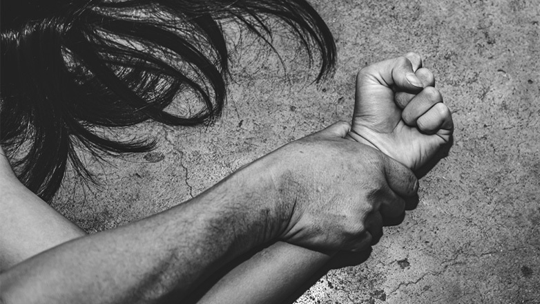 Σύρος: Συνελήφθη 34χρονος που απείλησε 48χρονη με μαχαίρι και την βίασε μέσα στο σπίτι της