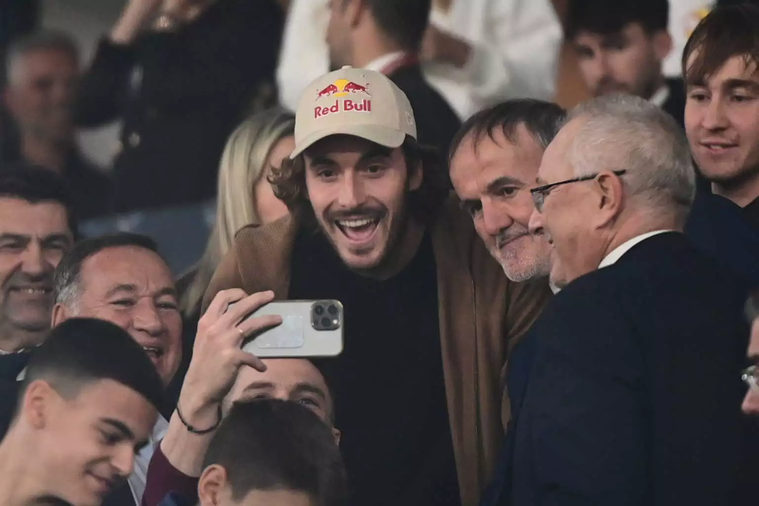 Ελλάδα – Γαλλία: Ο Σ.Τσιτσιπάς παρακολουθεί την Εθνική ποδοσφαίρου (φωτο)