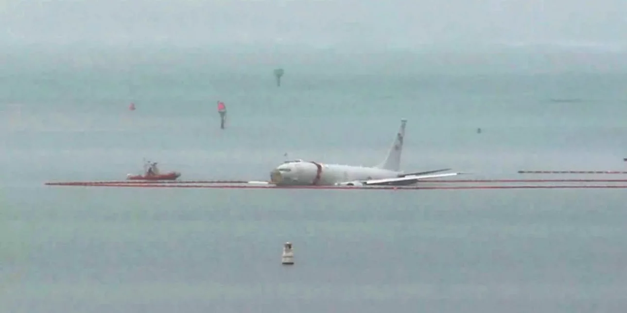 Χαβάη: Αεροσκάφος του Ναυτικού των ΗΠΑ προσπέρασε το διάδρομο προσγείωσης και κατέληξε στη θάλασσα