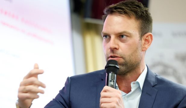 Σ.Κασσελάκης: «Είναι λιγάκι ανιστόρητος – Δεν ξέρει την ιστορία της Ελλάδας» παραδέχεται φίλος της οικογένειάς του