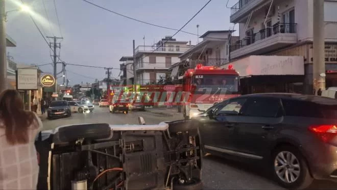 Πάτρα: Αυτοκίνητο ανετράπη και έπεσε πάνω σε σταθμευμένο όχημα – Εγκλωβίστηκε η οδηγός