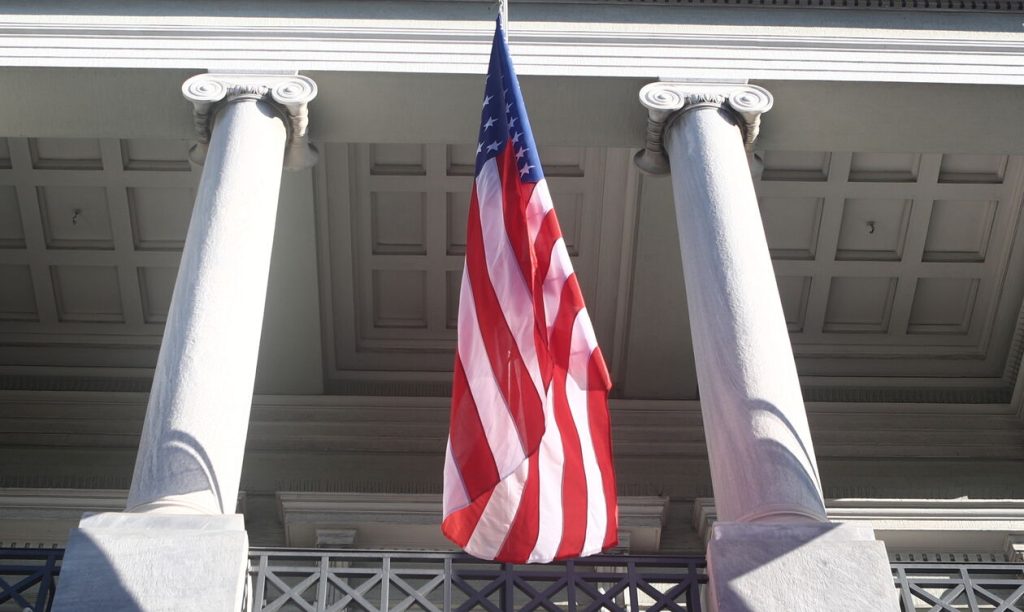 ΗΠΑ: Δήμαρχος εξελέγη με… «κορώνα-γράμματα» (βίντεο)