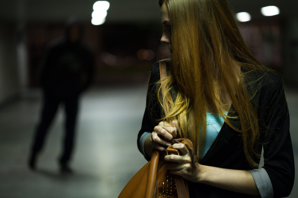 Τρόμος στα Εξάρχεια: Άνδρας αποπειράθηκε να βιάσει δύο νεαρές γυναίκες και μια 13χρονη