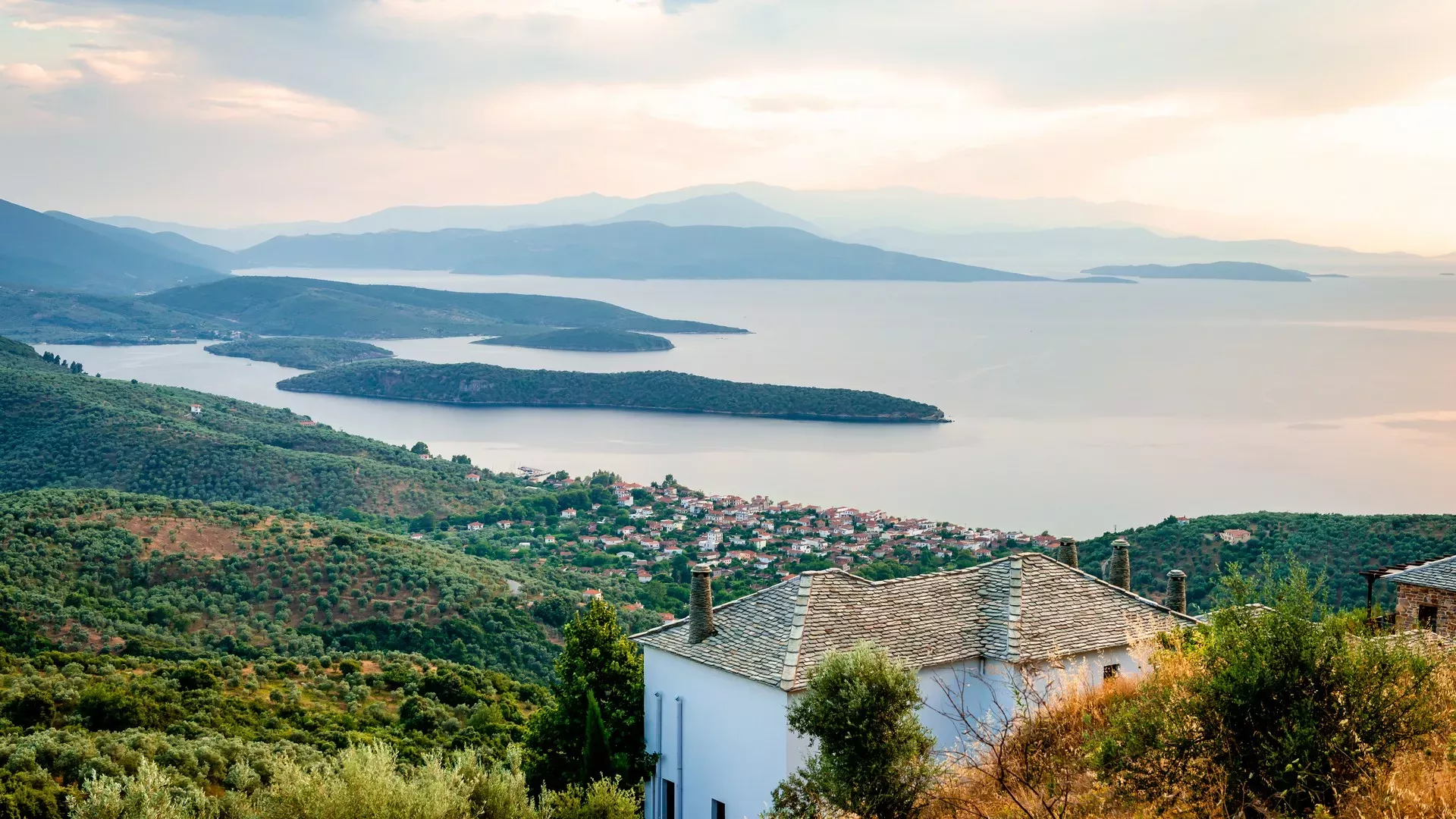 Λαύκος: Το χωριό «έκπληξη» στο Πήλιο με την απεριόριστη θέα (φώτο)