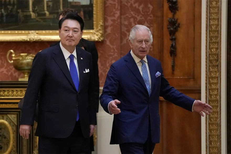Βασιλιάς Κάρολος: Φορώντας γραβάτα με την ελληνική σημαία υποδέχθηκε τον πρόεδρο της Νότιας Κορέας (φώτο-βίντεο)
