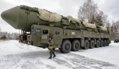 Συνεχίζει να τοποθετεί σε σιλό βαλλιστικούς πυραύλους νέα γενιάς τύπου Yars η Ρωσία (βίντεο)