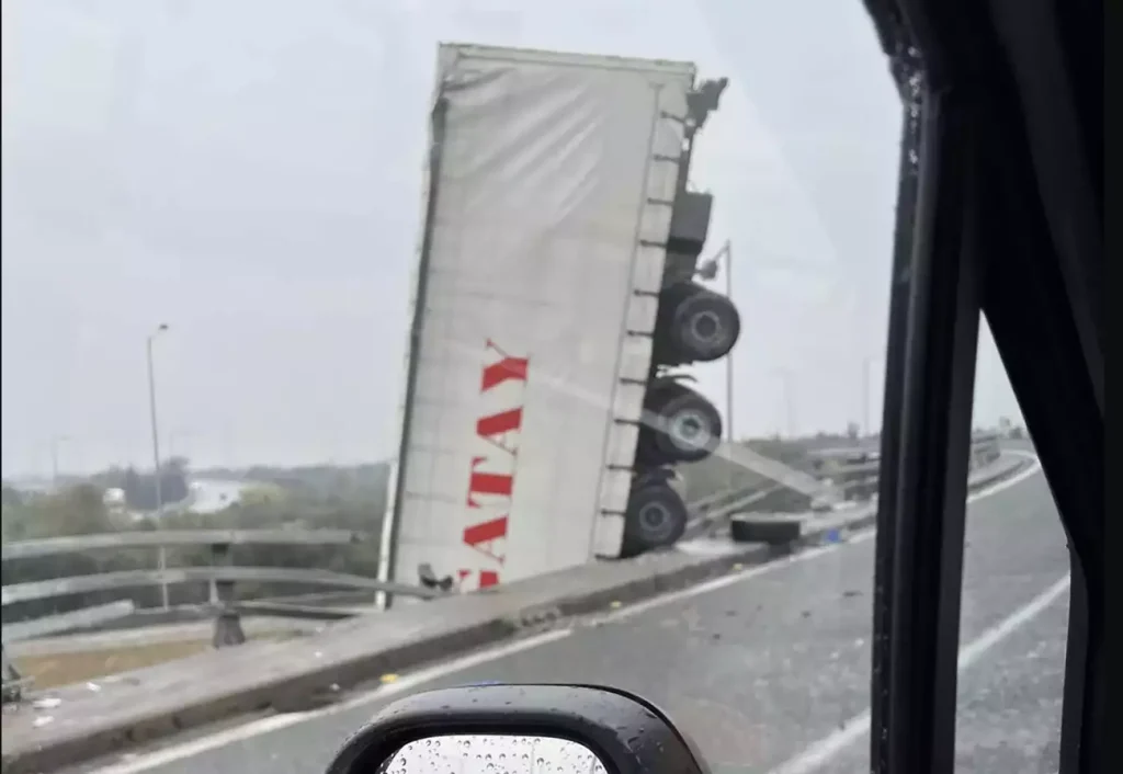 Θεσσαλονίκη: Φορτηγό κρεμάστηκε από γέφυρα – Μεγάλη επιχείρηση για τον απεγκλωβισμό του οδηγού (βίντεο)