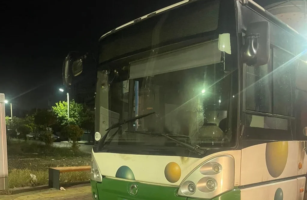 Εκτός ελέγχου η εγκληματικότητα: Πέταξαν μολότοφ σε λεωφορείο στα Άνω Λιόσια! (φωτό)