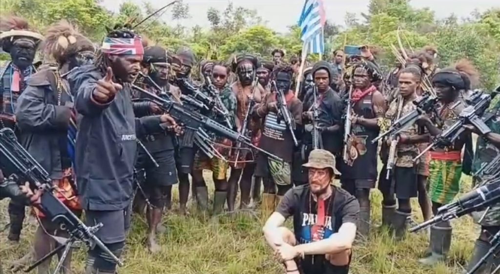 Αντάρτες στην Παπούα σημαδεύουν όμηρο στο κεφάλι: «Ή θα ικανοποιηθούν τα αιτήματά μας ή θα τον εκτελέσουμε»