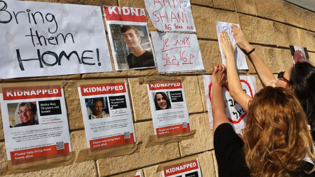 Λονδίνο: Ιταλίδα καλλιτέχνιδα έσκισε αφίσες με απαχθέντα παιδιά από το Ισραήλ – «Καθαρίζω τα σκ@τ@ από τον δρόμο»