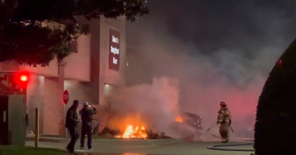 Τέξας: Αεροσκάφος συνετρίβη στο πάρκινγκ εμπορικού κέντρου (βίντεο)