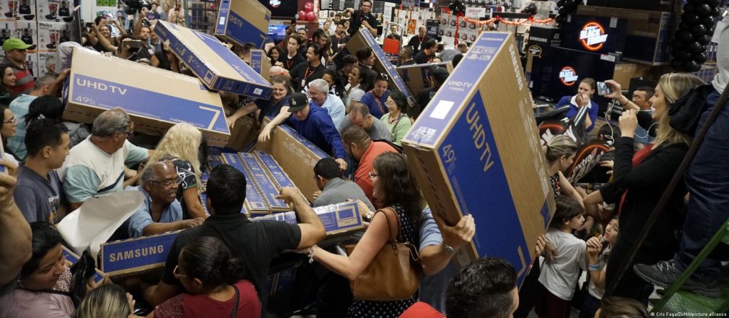 Πώς ξεκίνησε ο θεσμός της «Black Friday» στις ΗΠΑ που σήμερα είναι η «αγοραστική τρέλα» των εκπτώσεων
