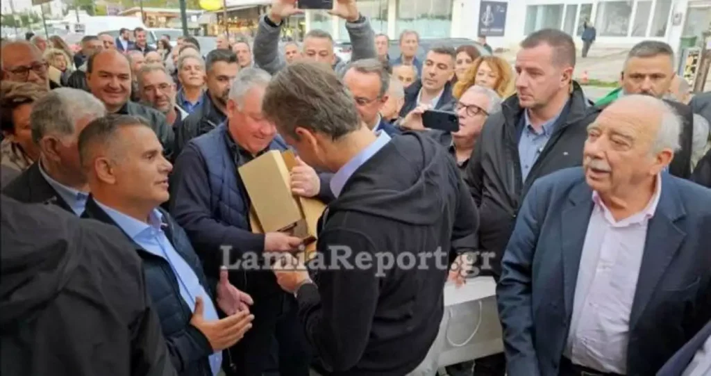 Έκαναν δώρο στον Κ.Μητσοτάκη ένα «κασελάκι» – Η αντίδραση του πρωθυπουργού (βίντεο)