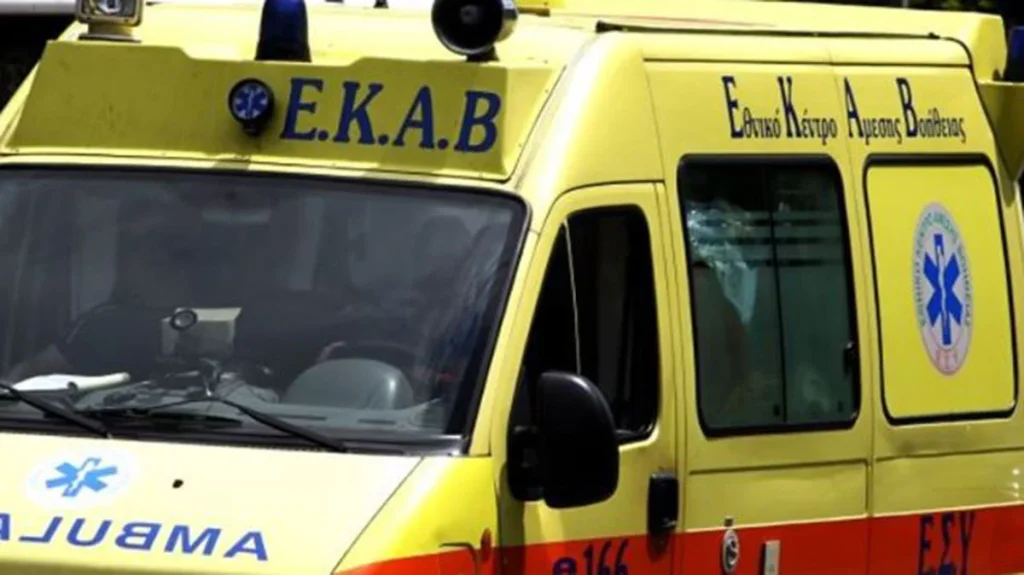 Λαμία: Οδηγός μπήκε ανάποδα σε μονόδρομο και τράκαρε με ασθενοφόρο (βίντεο)